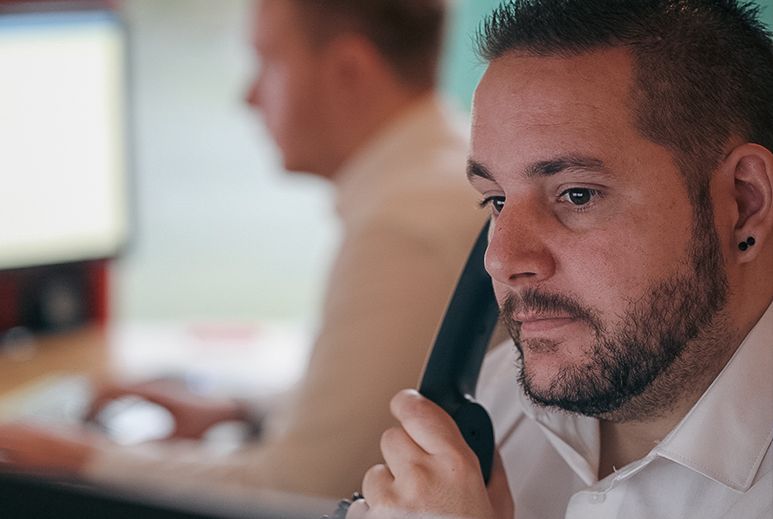 Design 380 colleague on the phone